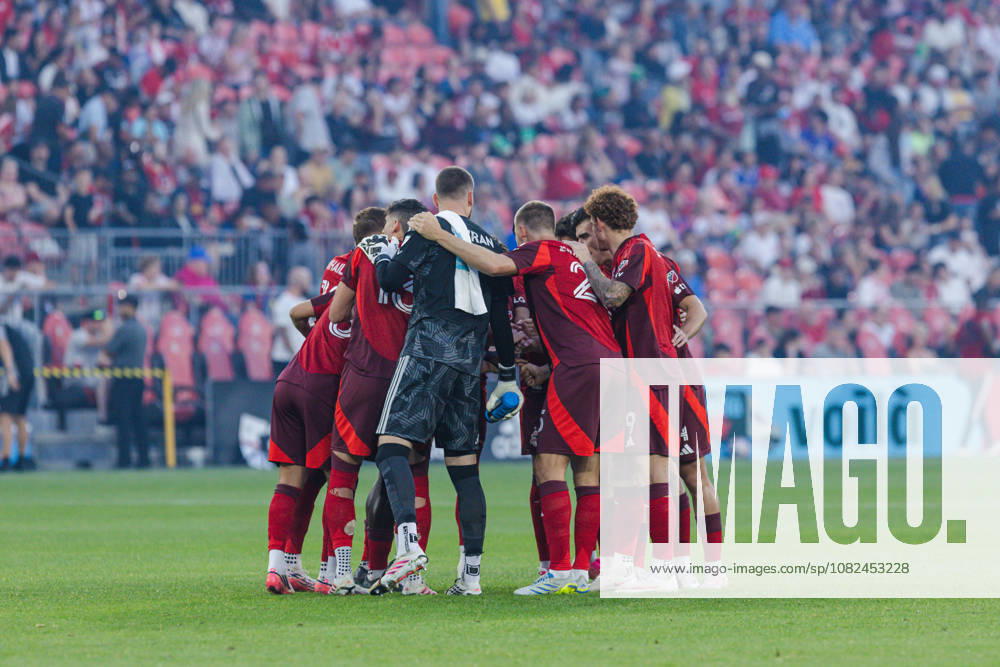 Toronto players huddle during the MLS, Fussball Herren, USA Regular Season match between Toronto FC and Chicago Fire FC on September 5th, 2026 in BMO Field, Toronto, Ontario, Canada
