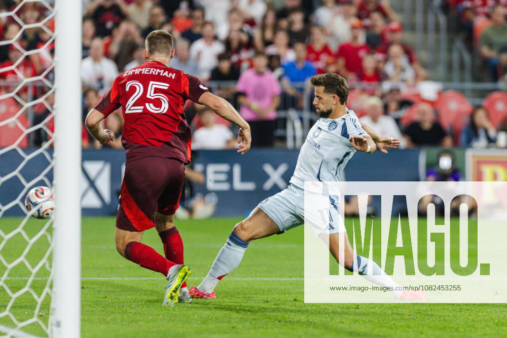 Philip Zinckernagel of Chicago Fire FC contests with Walker Zimmerman of Toronto FC during the MLS, Fussball Herren, USA Regular Season match between Toronto FC and Chicago Fire FC on September 5th, 2026 in BMO Field, Toronto, Ontario, Canada