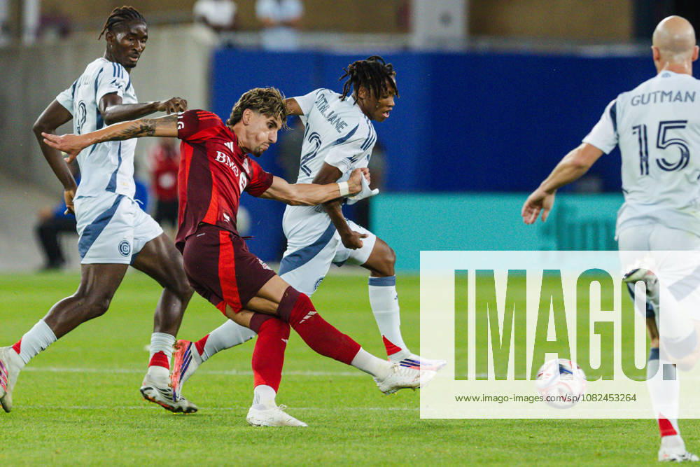 Theo Corbeanu of Toronto FC passes the ball during the MLS, Fussball Herren, USA Regular Season match between Toronto FC and Chicago Fire FC on September 5th, 2026 in BMO Field, Toronto, Ontario, Canada
