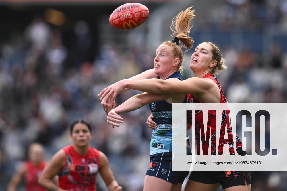 AFLW CATS BOMBERS, Aishling Moloney of Geelong and Zoe Prowse of Essendon compete for the ball during the AFLW Round 4 match between the Geelong Cats and the Essendon Bombers at GMHBA Stadium in Geelong, Sunday, September 6, 2026. ( NO ARCHIVING, GEELONG VICTORIA AUSTRALIA
