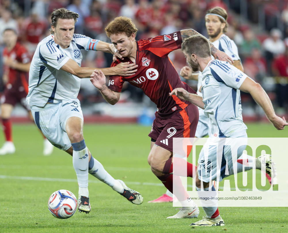 (260906) -- TORONTO, Sept. 6, 2026 -- Josh Sargent (2nd L) of Toronto FC vies with Jack Elliott (L) of Chicago Fire FC during the 2026 Major League Soccer MLS, Fussball Herren, USA regular season match between Toronto FC and Chicago Fire FC at BMO Field in Toronto, Canada, Sept. 5, 2026. (Photo by Xinhua) (SP) CANADA-TORONTO-SOCCER-MLS-TORONTO FC VS CHICAGO FIRE FC ZouxZheng