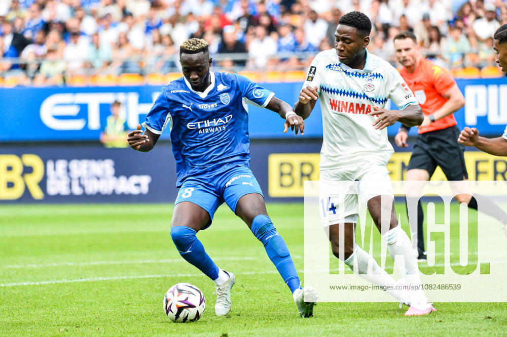 Dario Essugo (RC Strasbourg) Mouhamed Diop (ESTAC Troyes)