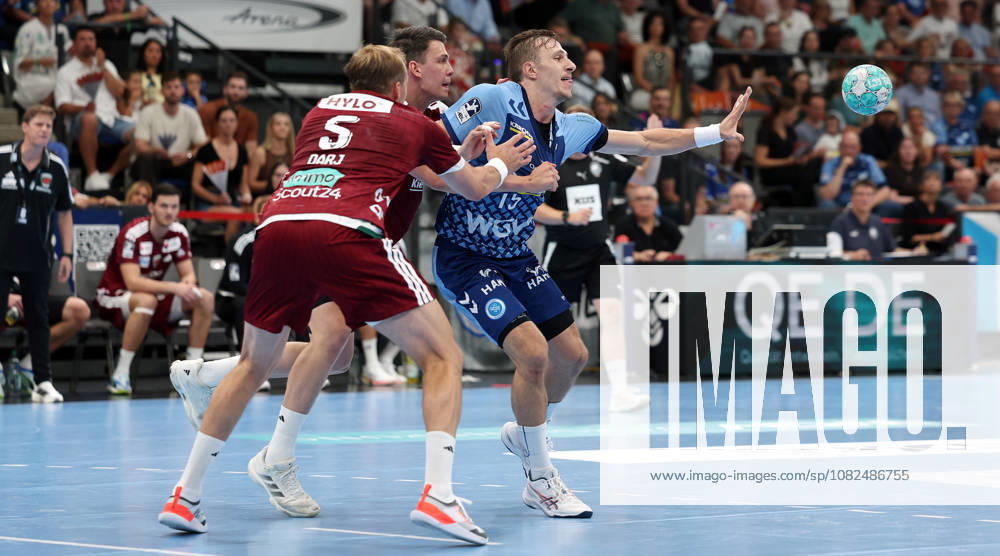 Germany, Stuttgart, Handball: TVB Stuttgart vs. Füchse Berlin; from left: Max Darj (Berlin), Simone Mengon (TVB)
