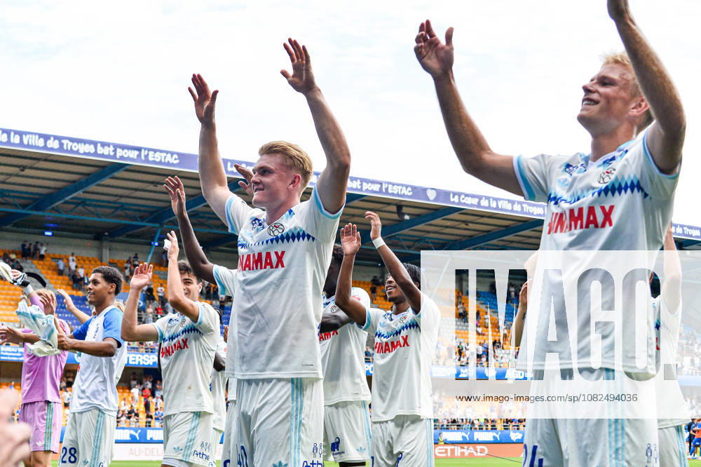 Joie des joueurs du RC Strasbourg apres la victoire contre Estac Troyes