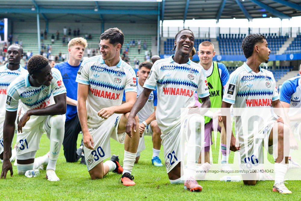 Joie des joueurs du RC Strasbourg apres la victoire contre Estac Troyes