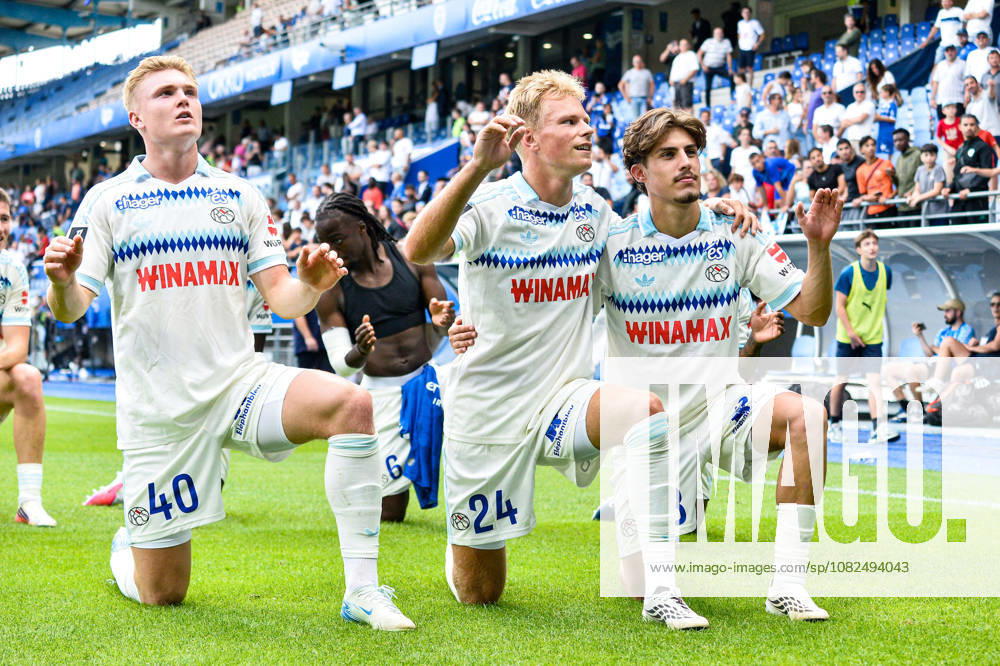 Joie des joueurs du RC Strasbourg apres la victoire contre Estac Troyes