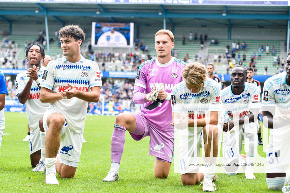 Joie des joueurs du RC Strasbourg apres la victoire contre Estac Troyes