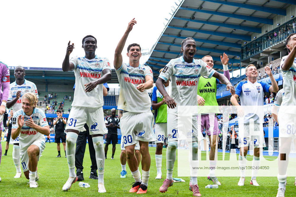 Joie des joueurs du RC Strasbourg apres la victoire contre Estac Troyes