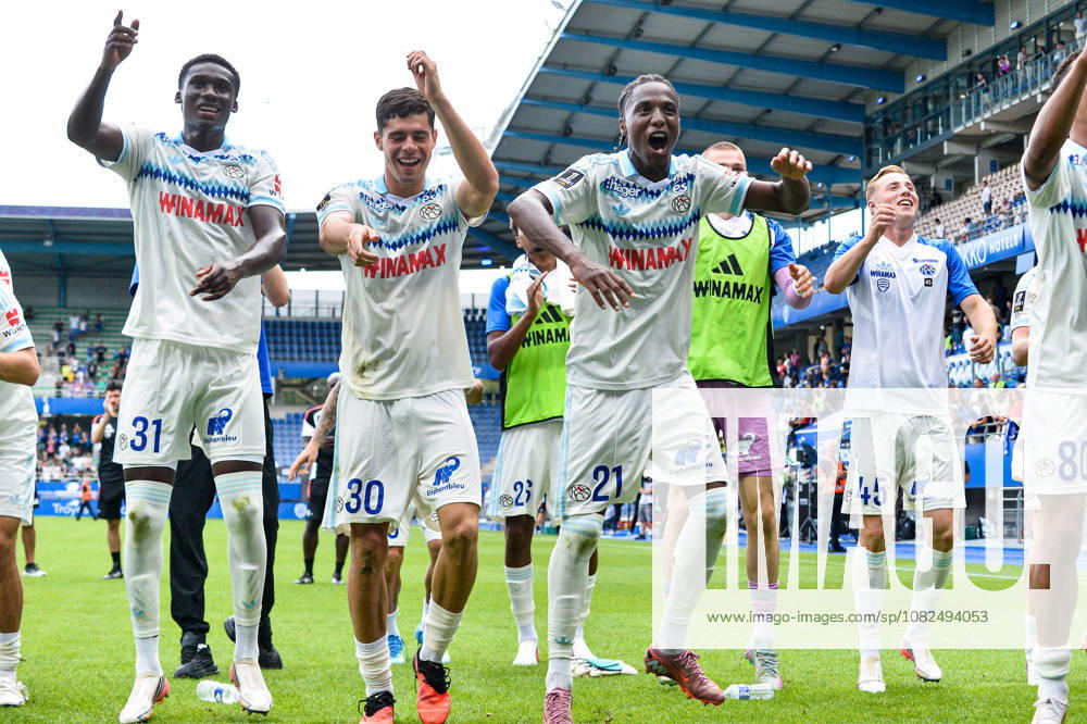 Joie des joueurs du RC Strasbourg apres la victoire contre Estac Troyes