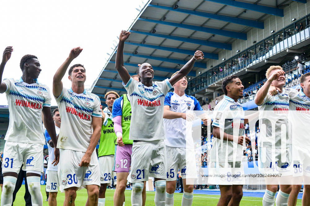 Joie des joueurs du RC Strasbourg apres la victoire contre Estac Troyes