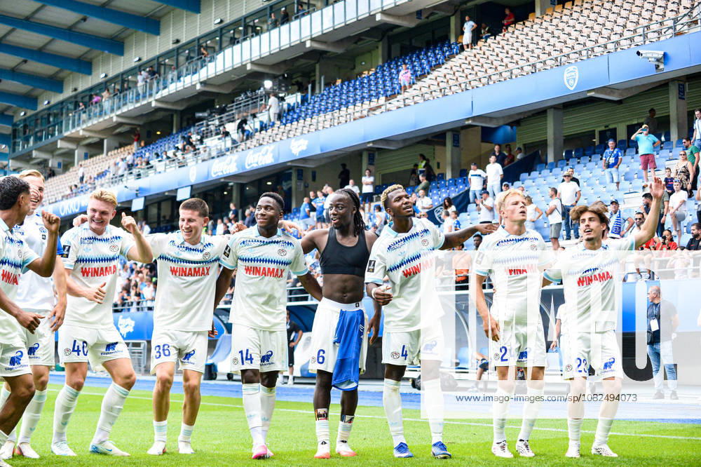 Joie des joueurs du RC Strasbourg apres la victoire contre Estac Troyes