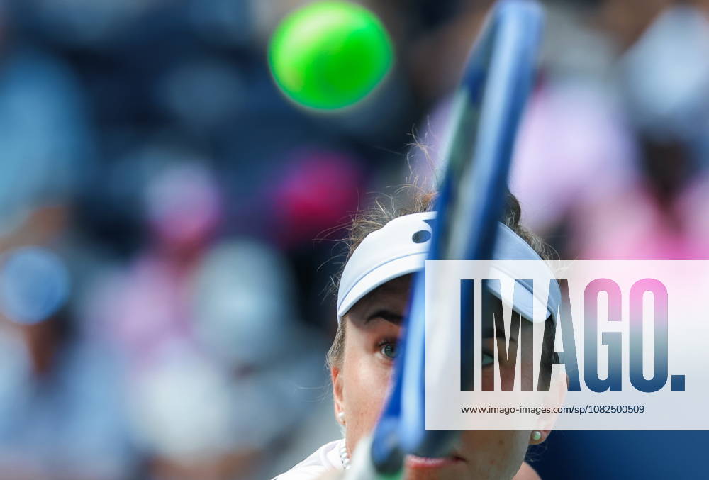 US Open tennis tournament - Day 8 Linda Noskova of Czechia in action against Marta Kostyuk of Ukraine during their Womens Singles match at the US Open Tennis Championships at the USTA Billie Jean King National Tennis Center in Flushing Meadows, New York, USA, 06 September 2026. The 2026 US Open tournament runs from 23 August through 13 September. FLUSHING MEADOWS NEW YORK United States