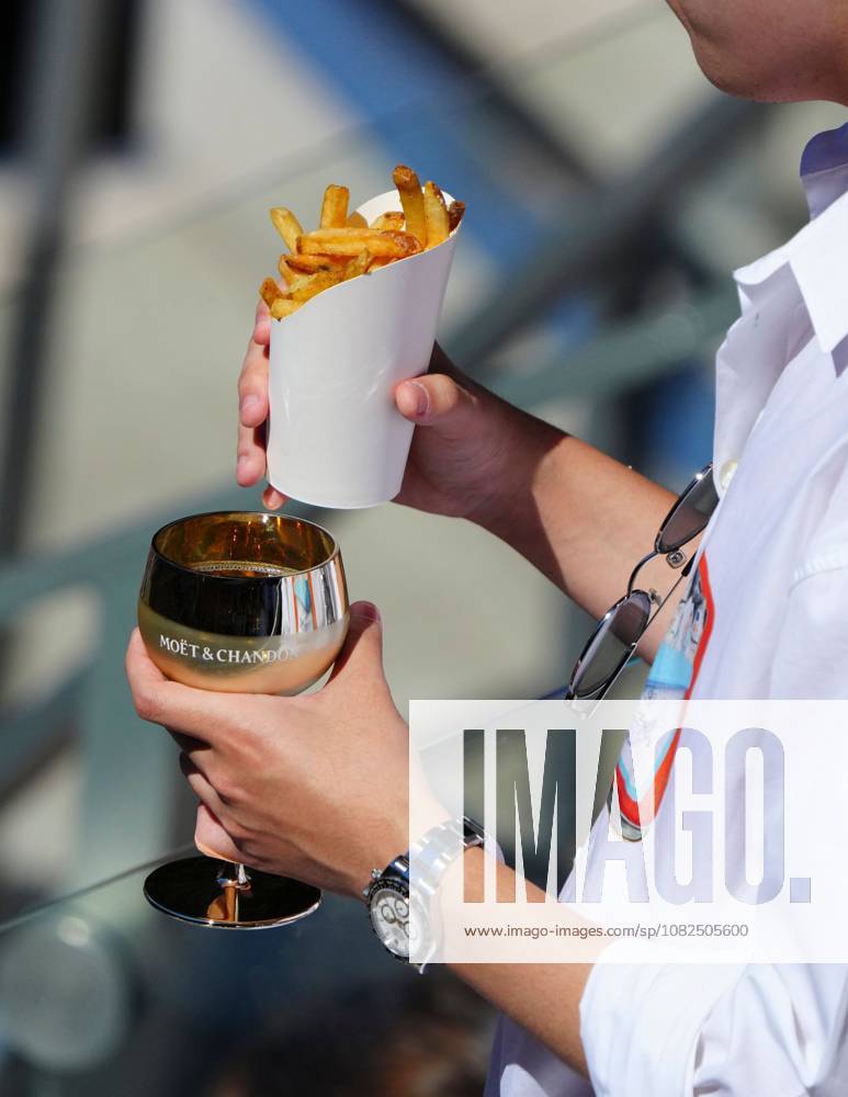 A spectator with some champagne and fries 2026 US Open, Day Eight, USTA Billie Jean King National Tennis Center, New York, USA - 06 Sep 2026New York USTA Billie Jean King National T New York (NY) United States of America