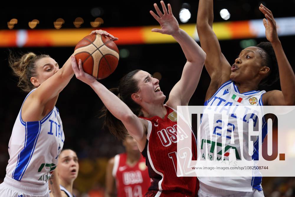 Italy Francesca Pan and USA Caitlin Clark fight for the ball during a game between The United States and Italy in the group phase at the FIBA Women s Basketball World Cup, on Sunday 6 September 2026, in Berlin, Germany. The FIBA Women s Basketball World Cup takes place in Berlin from 4 to 23 September 2026. VIRGINIExLEFOUR x185482881x