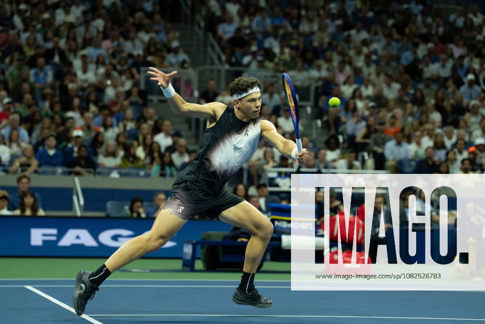 2026 US Open - Day 8 NEW YORK, NEW YORK - SEPTEMBER 6: Ben Shelton of the United States returns a shot during his match against Stefanos Tsitsipas of Greece during the 2026 US Open - Day 8 at USTA Billie Jean King National Tennis Center on September 6, 2026 in New York, New York. New York USTA Billie Jean King National Tennis Center New York United States