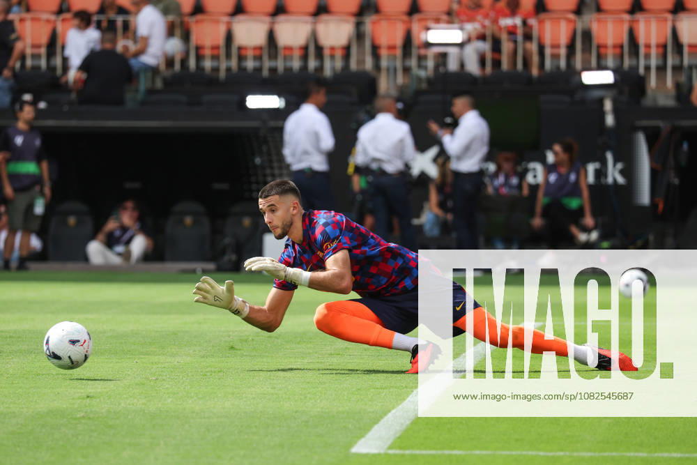 Spain - LaLiga EA - Valencia CF vs FC Barcelona, Barca - 06 09 2026 SPAIN, VALENCIA, SEPTEMBER 06. Joan Garcia of FC Barcelona warms up during the LaLiga EA Sports football match between Valencia CF and FC Barcelona on September 06, 2026 at Estadio Mestalla in Valencia, Spain. Photo by Manuel Blondeau AOP.Press Valencia Estadio Mestalla Valencian Community Spain