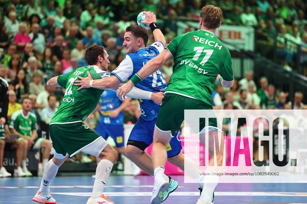 Felix Aellen of ThSV Eisenach in a one-on-one battle with Jona Schoch of HSG Wetzlar, left GER, HSG Wetzlar vs. ThSV Eisenach, handball, Opel Handball Bundesliga, Matchday 3, 2026–2027 season, September 7, 2026, GER, HSG Wetzlar vs. ThSV Eisenach, handball, Opel Handball Bundesliga, Matchday 3, 2026–2027 season, September 7, 2026, Wetzlar
