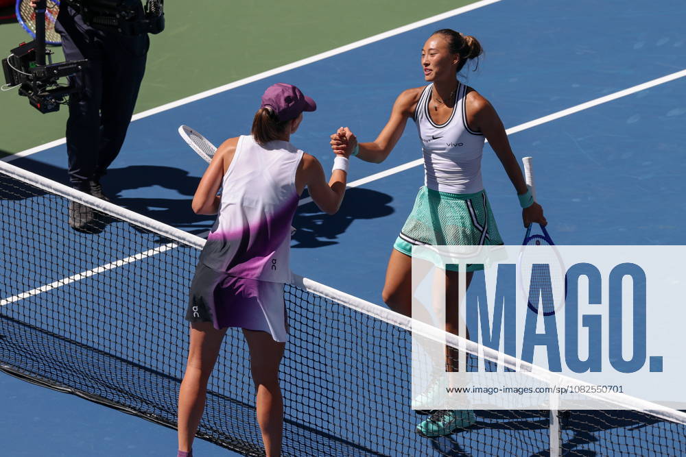 US Open tennis tournament - Day 9 Qiwen Zheng (R) of China is congratulated at the net by Iga Swiatek of Poland after winning their Women s Singles round 4 of the US Open Tennis Championships at the USTA Billie Jean King National Tennis Center in Flushing Meadows, New York, USA, 07 September 2026. FLUSHING MEADOWS NEW YORK United States