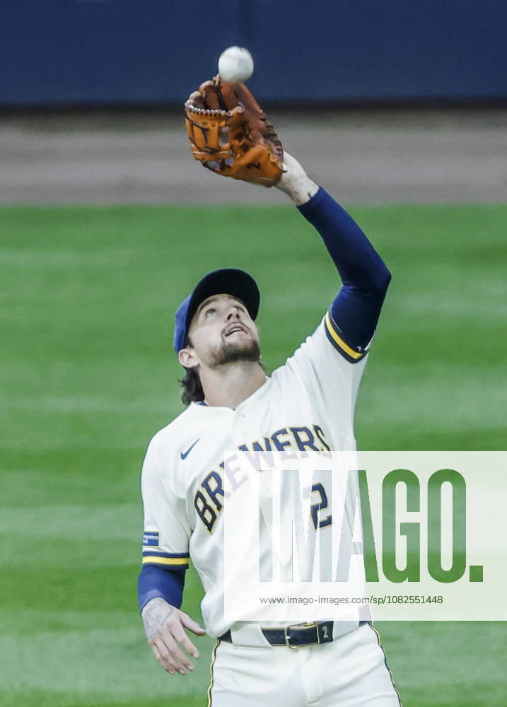 Milwaukee Brewers second baseman Brice Turang catches a fly ball hit by Chicago Cubs shortstop Nico Hoerner in the second inning of the MLB, Baseball Herren, USA game between the Chicago Cubs and the Milwaukee Brewers at American Family Field in Milwaukee, Wisconsin on Monday, September 7, 2026. MIL20260907806 TANNENxMAURY