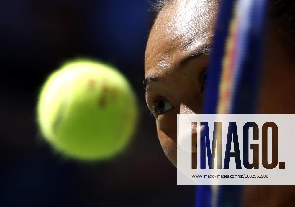 Qinwen Zheng of China returns a ball to Iga.Swiatek of Poland before defeating her in straight sets in the 4th round in Arthur Ashe Stadium at the 2026 US Open Tennis Championship at the USTA Billie Jean King National Tennis Center in New York City on Saturday, September 5, 2026. NYP20260905110 JOHNxANGELILLO