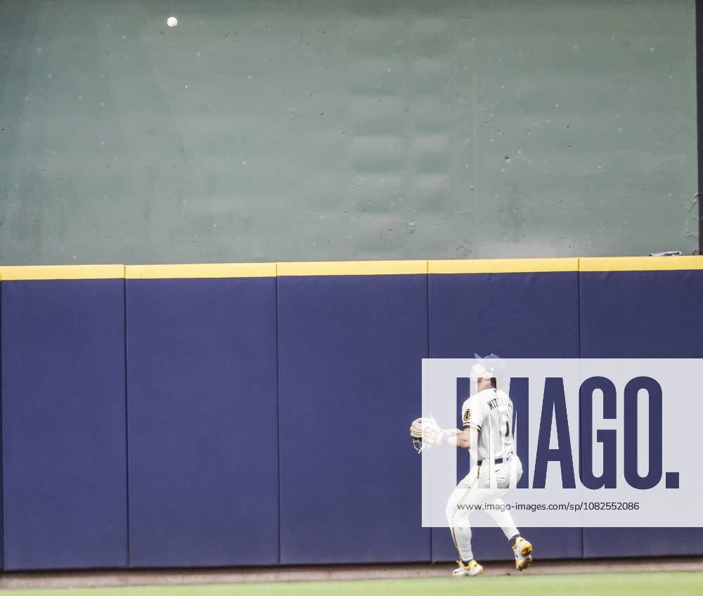 Milwaukee Brewers center fielder Garrett Mitchell watches a ball hit for a double by Chicago Cubs left fielder Tyrone Taylor bounce off the wall in the fourth inning of the MLB, Baseball Herren, USA game between the Chicago Cubs and the Milwaukee Brewers at American Family Field in Milwaukee, Wisconsin on Monday, September 7, 2026. MIL20260907810 TANNENxMAURY
