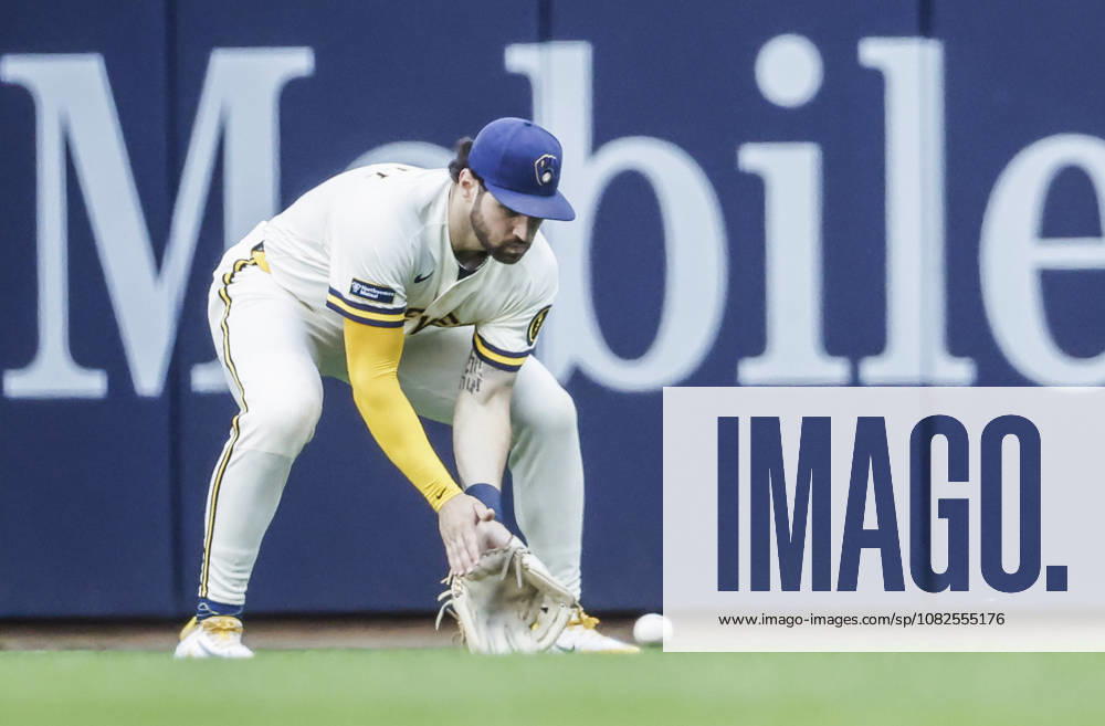 Milwaukee Brewers center fielder Garrett Mitchell fields a ball hit by Chicago Cubs center fielder Pete Crow-Armstrong in the seventyh inning of the MLB, Baseball Herren, USA game between the Chicago Cubs and the Milwaukee Brewers at American Family Field in Milwaukee, Wisconsin on Monday, September 7, 2026. MIL20260907824 TANNENxMAURY