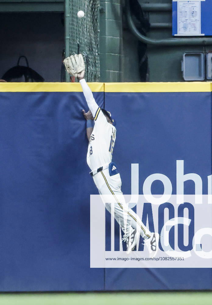 Milwaukee Brewers right fielder Luis Lara leaps to prevent a home run by Chicago Cubs second baseman Pedro Ramirez in the ninth inning of the MLB, Baseball Herren, USA game between the Chicago Cubs and the Milwaukee Brewers at American Family Field in Milwaukee, Wisconsin on Monday, September 7, 2026. The Brewers defeated the Cubs 4-3. MIL20260907833 TANNENxMAURY
