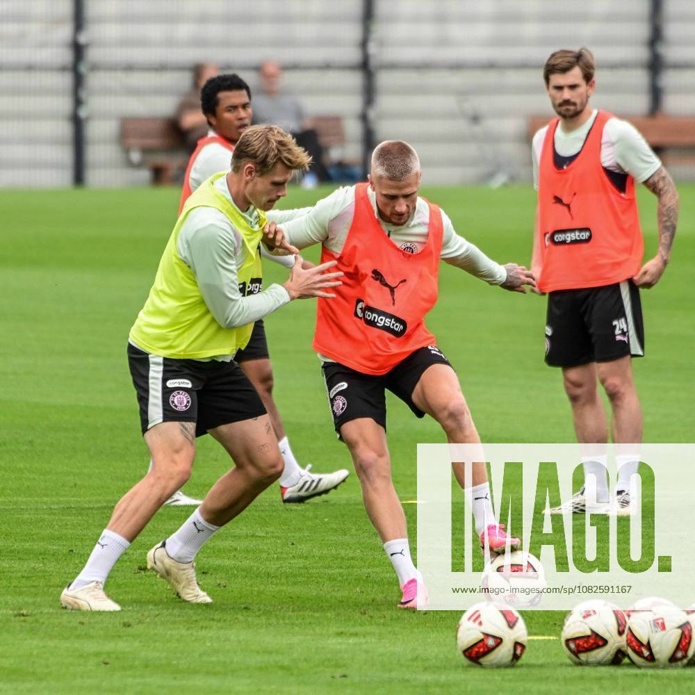 Eric Smith, Louis Oppie, Pauli with the ball; Germany, Hamburg, training facility on Kollaustrasse, soccer, 2. Bundesliga, FC St. Pauli
