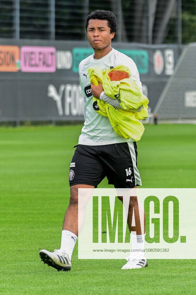 Joel Chima Fujita Pauli leaves the field Germany, Hamburg, training facility on Kollaustrasse, soccer, 2. Bundesliga, FC St. Pauli