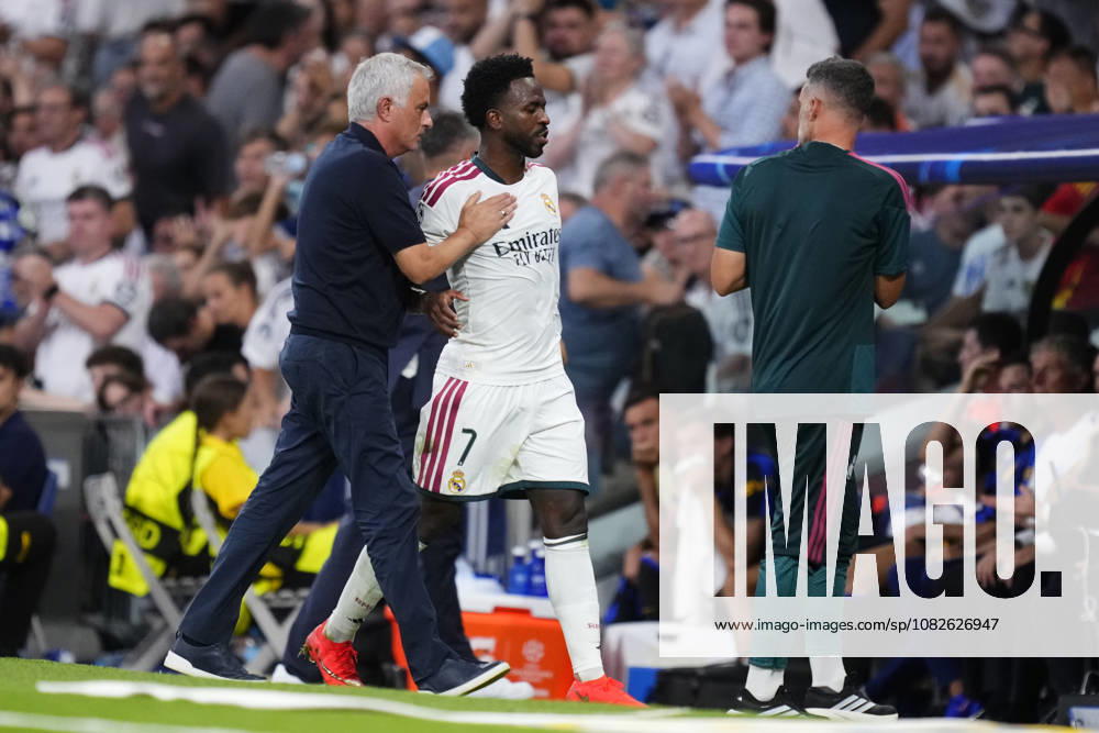 Real Madrid v Inter Milan - UEFA Champions League MADRID, SPAIN - SEPTEMBER 8: Vinicius Junior left winger of Real Madrid and Brazil is replaced and talks with Jose Mourinho head coach of Real Madrid during the UEFA Champions League 2026 27 League Phase MD1 match between Real Madrid C.F. and FC Internazionale Milano at Estadio Santiago Bernabeu on September 8, 2026 in Madrid, Spain. Jose Hernandez Anadolu Madrid Spain. Editorial use only. Please get in touch for any other usage.