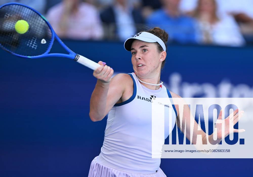 (260909) -- NEW YORK, Sept. 9, 2026 -- Linda Noskova of Czech Republic hits a return during the women s quarterfinal match against Aryna Sabalenka of Belarus at the 2026 US Open tennis championships in New York, the United States, Sept. 8, 2026. ) (SP)U.S.-NEW YORK-TENNIS-US OPEN-WOMEN S SINGLES-SABALENKA LixRui