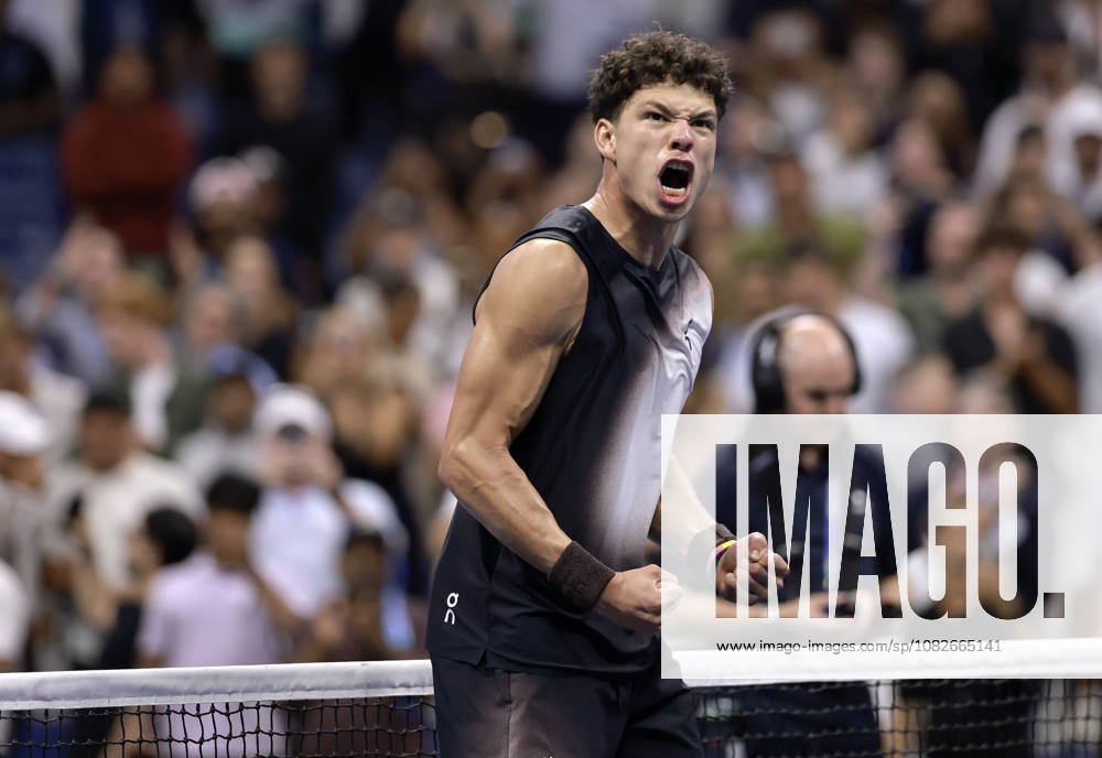 #2 US Open tennis tournament - Day 10 Ben Shelton of the USA celebrates his victory against Carlos Alcaraz of Spain during the Men s Singles Quarterfinals of the US Open Tennis Championships at the USTA Billie Jean King National Tennis Center in Flushing Meadows, New York, USA, 09 September 2026. The 2026 US Open tournament runs from 23 August through 13 September. FLUSHING MEADOWS NEW YORK United States