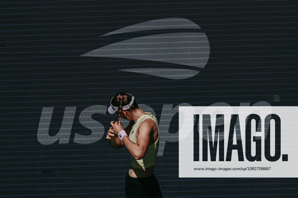 US Open tennis tournament - Day 11 Elena Rybakina of Kazakhstan in action against Qinwen Zheng of China during the Womens Singles Quarter Finals match of the US Open Tennis Championships in Flushing Meadows, New York, USA, 09 September 2026. FLUSHING MEADOWS NEW YORK United States