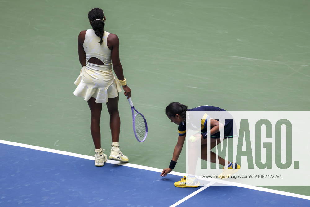 US Open tennis tournament - Day 11 An US Open ball crew member picks up an object on the court next to Coco Gauff of the US (L) as she plays against Mirra Andreeva of Russia during the Women s Singles Quarterfinals match of the US Open Tennis Championships in Flushing Meadows, New York, USA, 09 September 2026. FLUSHING MEADOWS NEW YORK United States