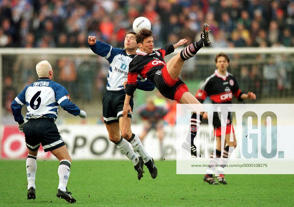 Markus Beierle (MSV) und Lothar Matthäus (Bayern, re.) beim Kopfballduell Fußball 1. BL Herren Saison 1998 1999: MSV Duisburg - FC Bayern München 0:3 Gruppe Wedaustadion Duisburg Dynamik, Kampf, Höhe,