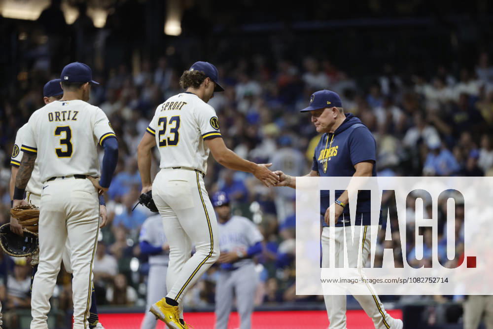 Milwaukee Brewers manager Pat Murphy (R) pulls Milwaukee Brewers relief pitcheer Brandon Sproat in the ninth inning of the MLB, Baseball Herren, USA game between the Chicago Cubs and the Milwaukee Brewers at American Family Field in Milwaukee, Wisconsin on Wednesday, September 9, 2026. The Brewers defeated the Cubs 8-2 to sweep the three game series. MIL202609098 TANNENxMAURY