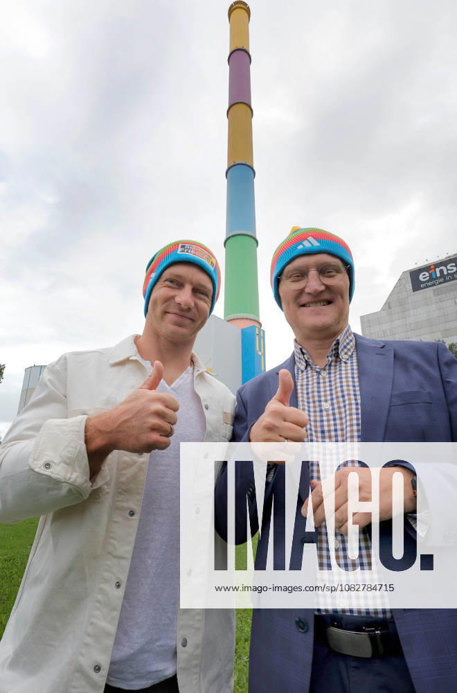 Francesco Friedrich at eins energie, September 10, 2026, Chemnitz, Dammweg, eins energie Francesco Friedrich, the most successful bobsled pilot of all time, is a guest at eins energie in Chemnitz at the colorful chimney. The sponsorship agreement, which has been in place since 2018, is set to be extended once again. In addition to Francesco Friedrich, Roland Warner, Chairman of the eins Management Board, is also also in attendance. As part of the sponsorship extension, Francesco Friedrich was presented with a license for a cap featuring the colors of the chimney. 1,500 caps will be produced and sold through Friedrich’s fan shop. His bobsled team will wear the cap during competitions. Francesco Friedrich presented Roland Warner with a cap as a gift (from left to right)right: Francesco Friedrich and Roland Warner, Chemnitz, Saxony, Germany