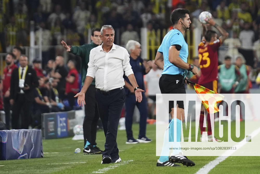 Fenerbahce v AS Roma - UEFA Champions League ISTANBUL, TURKIYE - SEPTEMBER 10: Fenerbahce head coach Ismail Kartal gives tactical instructions to his players during the UEFA Champions League match between Fenerbahce and Roma at Chobani Stadium in Istanbul, Turkiye, on September 10, 2026. Bunyamin Celik Anadolu Istanbul Turkey. Editorial use only. Please get in touch for any other usage.