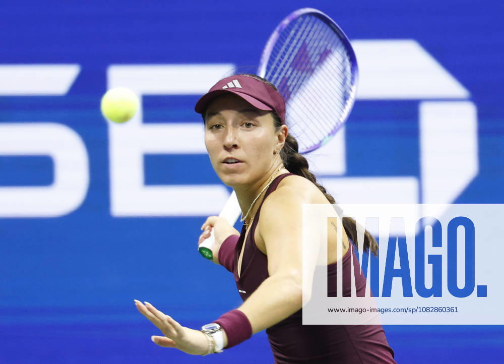 Jessica Pegula returns a ball to Aryna Sabalenka of Belarus in the Women s semifinals in Arthur Ashe Stadium at the 2026 US Open Tennis Championship at the USTA Billie Jean King National Tennis Center in New York City on Thursday, September 10, 2026. Sabalenka defeated Pegula in straight sets to advance to the finals. NYP20260910213 JOHNxANGELILLO