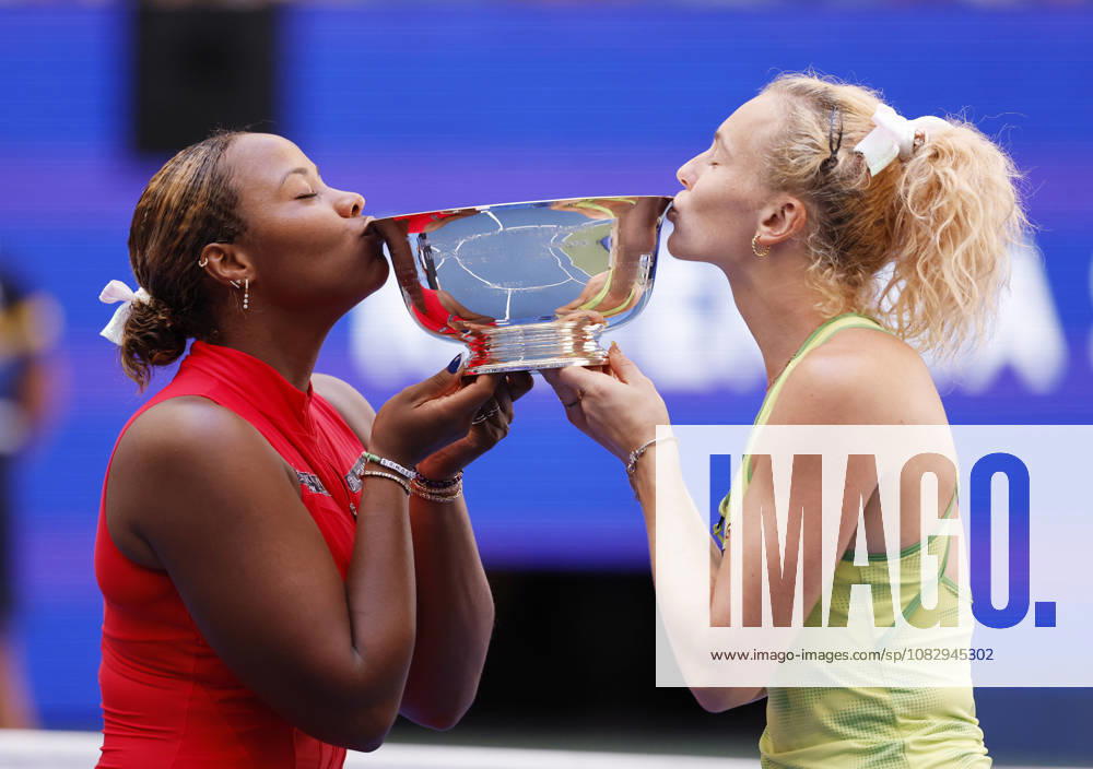 Katerina Siniakova of Czechia (R) and Taylor Townsend kiss the trophy after winning the Women s Doubles Final in Arthur Ashe Stadium at the 2026 US Open Tennis Championship at the USTA Billie Jean King National Tennis Center in New York City on Friday, September 11, 2026. They defeated Robin Montgomery and Ashlyn Krueger 5-7, 6-0, 6-2. NYP20260911808 JOHNxANGELILLO