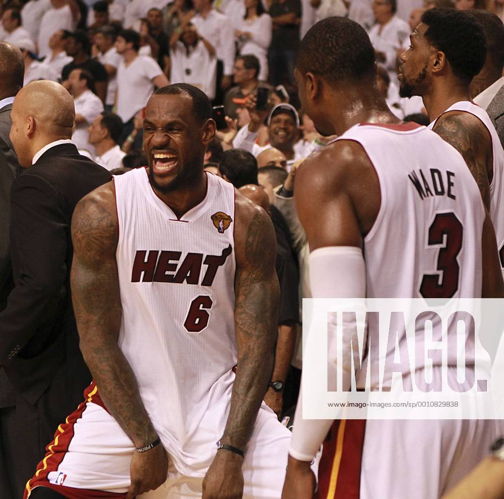 Miami, FL, USA - MVP LeBron James, left, and Dwyane Wade celebrate in the final seconds as the Miami Heat defeated the Oklahoma City Thunder, 121-106 in the NBA Basketball Herren USA championship at the AmericanAirlines Arena in Miami, Florida, Thursday, June 21, 2012. Heat vs. Thunder in NBA Basketball Herren USA Finals - ZUMAm67