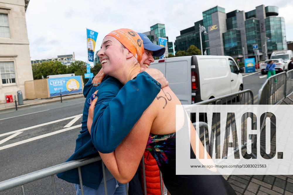 REPRO FREE *PRESS RELEASE NO REPRODUCTION FEE* 106th Dublin City Liffey Swim 2026, River Liffey, Dublin 12 9 2026 Sadhbh Byrne celebrates with her father after winning the womens race Sadhbh Byrne celebrates with her father after winning the womens race 12 9 2026