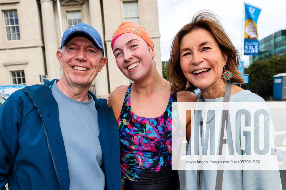 REPRO FREE *PRESS RELEASE NO REPRODUCTION FEE* 106th Dublin City Liffey Swim 2026, River Liffey, Dublin 12 9 2026 Sadhbh Byrne celebrates with her parents Niall and Louise after winning the womens race Sadhbh Byrne celebrates with her parents Niall and Louise after winning the womens race 12 9 2026