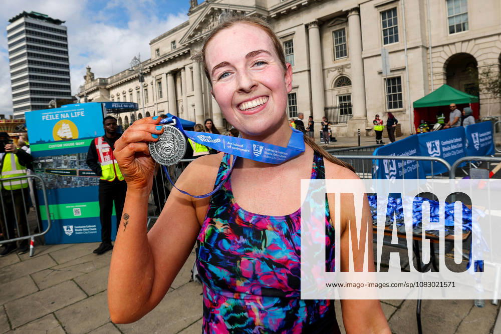 REPRO FREE *PRESS RELEASE NO REPRODUCTION FEE* 106th Dublin City Liffey Swim 2026, River Liffey, Dublin 12 9 2026 Sadhbh Byrne celebrates with her medal after winning the womens race Sadhbh Byrne celebrates with her medal after winning the womens race 12 9 2026