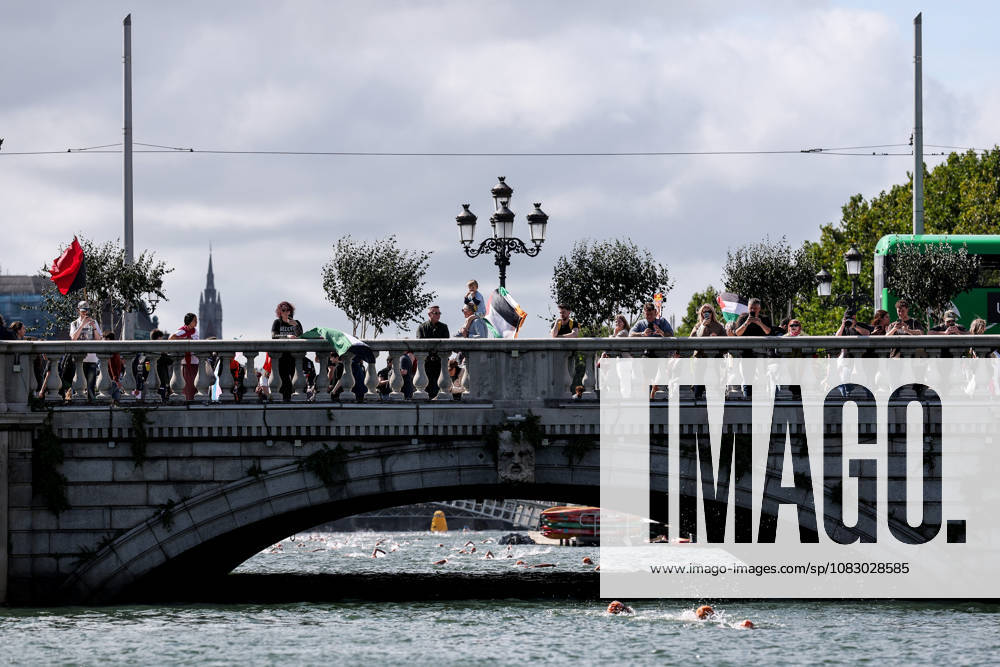 REPRO FREE *PRESS RELEASE NO REPRODUCTION FEE* 106th Dublin City Liffey Swim 2026, River Liffey, Dublin 12 9 2026 A view of a protest on OConnell bridge as competitors swim under A view of a protest on OConnell bridge as competitors swim under 12 9 2026