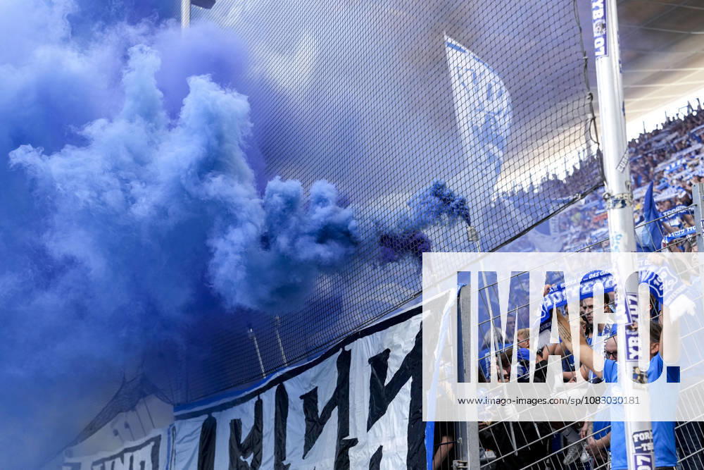 TSG 1899 Hoffenheim fans set off pyrotechnics in the fan section; stadium atmosphere; pyro; Ultras; spectators; fan block; troublemakers; Bengalo; Bengalos; fireworks; flare; September 12, 2026, Sinsheim, Germany, soccer, Bundesliga, TSG 1899 Hoffenheim vs. VfB Stuttgart, DFB and DFL regulations prohibit any use of photographs as image sequences and or quasi-video