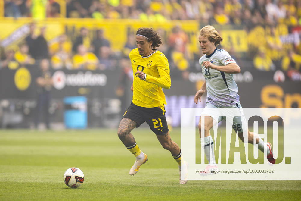 Soccer, Matchday 3 of the 1. Bundesliga, Borussia Dortmund vs. SC Paderborn: Fabio Silva (Borussia Dortmund), Mattes Hansen (SC Paderborn 07), Dortmund, Signal Iduna Park, North Rhine-Westphalia, Germany, xRHR PHOTO DEx