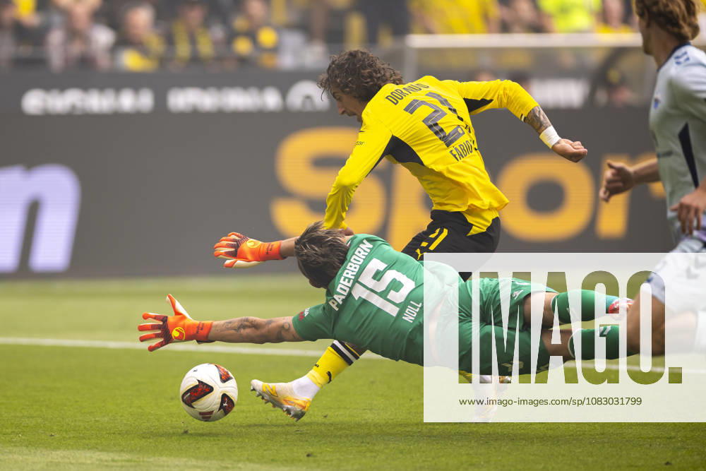 Soccer, Matchday 3 of the 1st Bundesliga, Borussia Dortmund vs. SC Paderborn: Goalkeeper Nahuell Noll of SC Paderborn 07 is beaten by Fabio Silva of Borussia Dortmund, who scores the 1–0 goal at Signal Iduna Park, NRW, Germany. xRHR PHOTO DEx