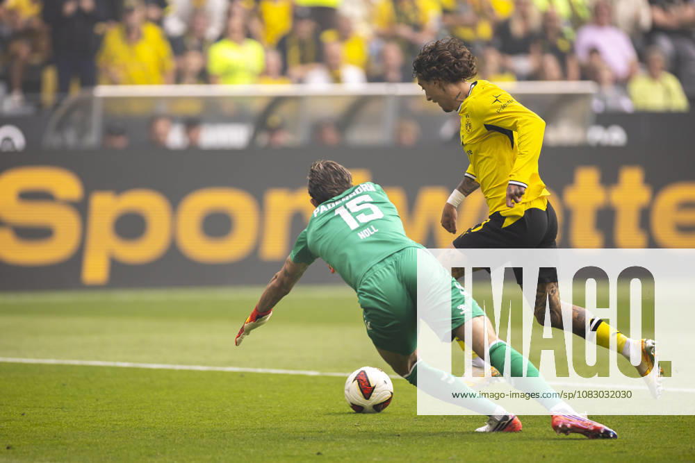 Soccer, Matchday 3 of the German Bundesliga, Borussia Dortmund vs. SC Paderborn: Goalkeeper Nahuell Noll of SC Paderborn 07 is outmaneuvered by Fabio Silva of Borussia Dortmund, who scores the 1–0 goal at Signal Iduna Park, NRW, Germany xRHR PHOTO DEx