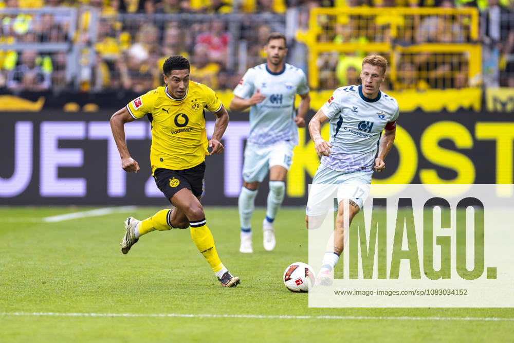Soccer, Matchday 3 of the 1. Bundesliga, Borussia Dortmund vs. SC Paderborn: Jobe Bellingham (Borussia Dortmund), Laurin Curda (SC Paderborn) 07 Dortmund, Signal Iduna Park, North Rhine-Westphalia, Germany, xRHR, PHOTO DEx